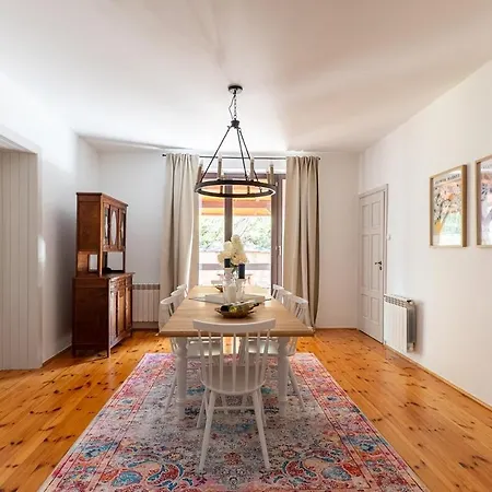 Hamptons Villa *