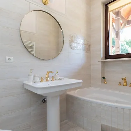 Hamptons Villa *