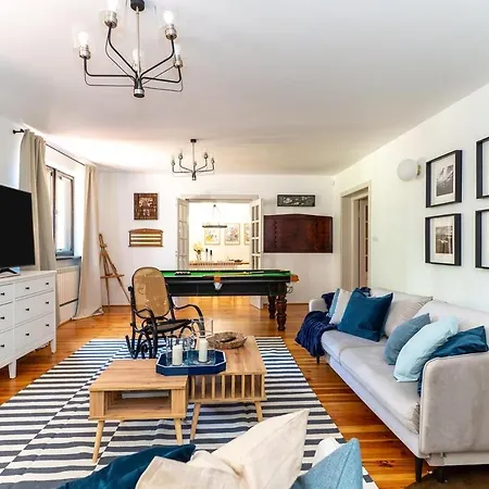 Hamptons Villa *